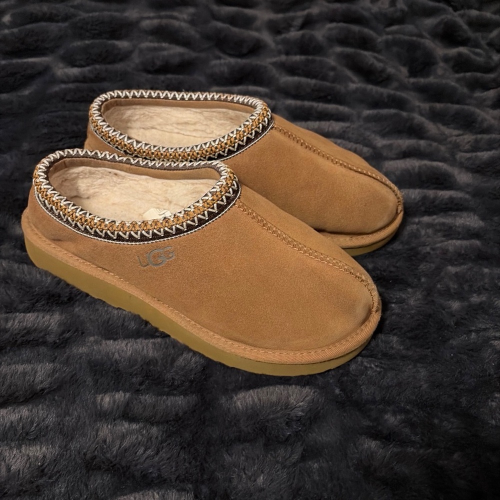 UGG Tasman slippers. Chestnut Suede Slip-Ons